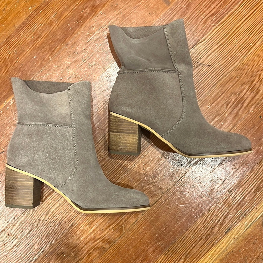FRYE & CO TAUPE SUEDE PULL ON BOOT NEW