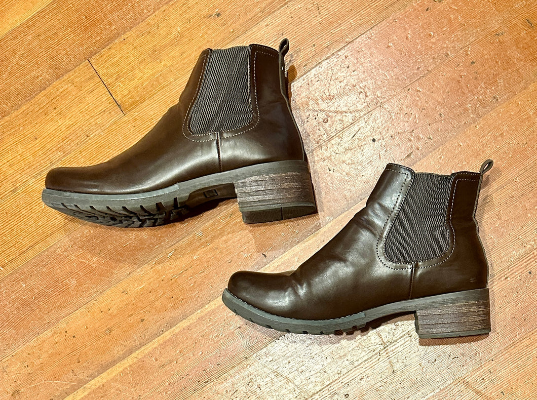 EASTLAND FAUX LEATHER BOOTIES