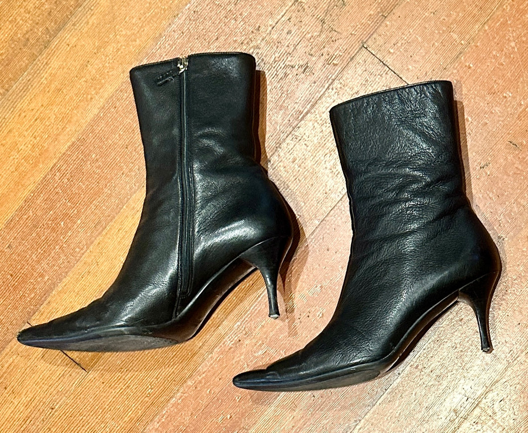 GUCCI BLACK LEATHER POINTY TOE HEELED BOOTIES