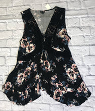 Load image into Gallery viewer, TORRID FLORAL SLEEVELESS BLOUSE
