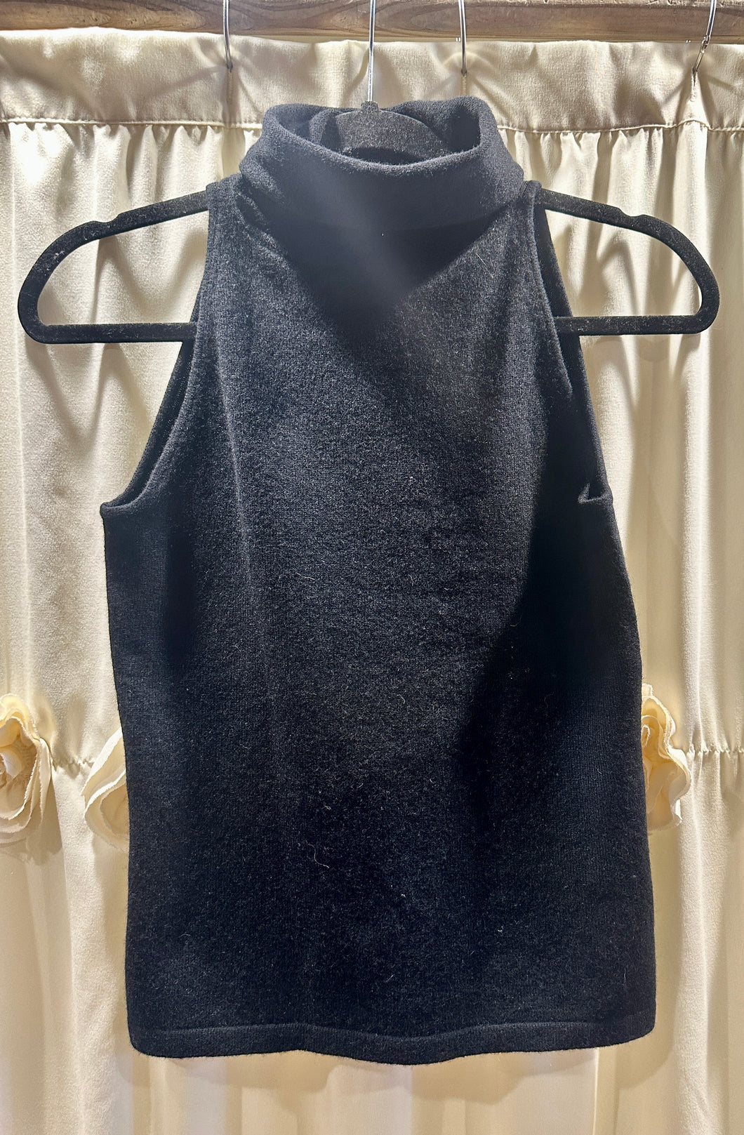 FORTÉ CASHMERE SLEEVELESS TURTLENECK SWEATER